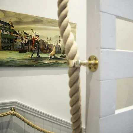 Апартаменты Hudson's Hideaway 1a Woodwark's Yard Уитби