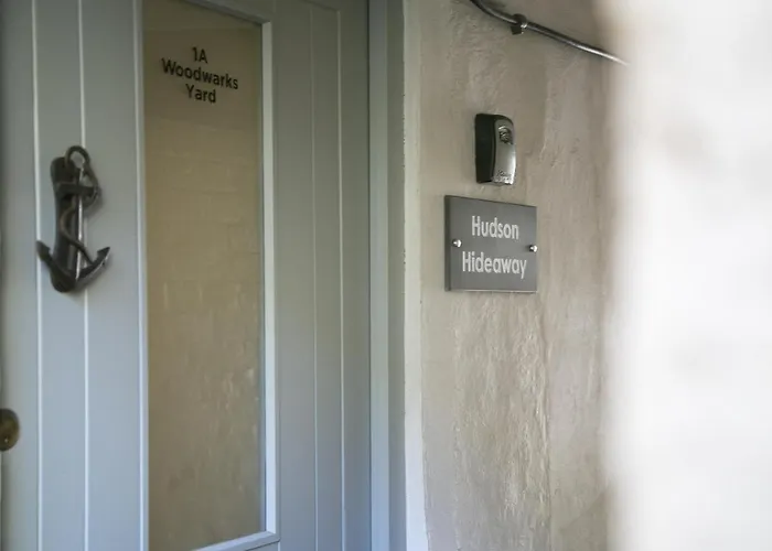 Hudson's Hideaway 1a Woodwark's Yard ويتبي